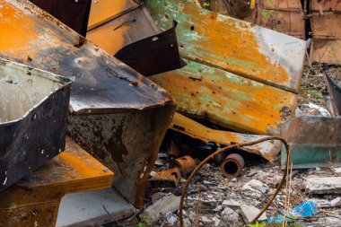 Kharkiv, Ukrayna, 26 Temmuz 2025 Rusya Kharkiv 'deki bir garajı güdümlü hava bombasıyla bombaladı. Garaj alev aldı ve kısmen yok edildi. Sokak tamamen harap olmuştu..