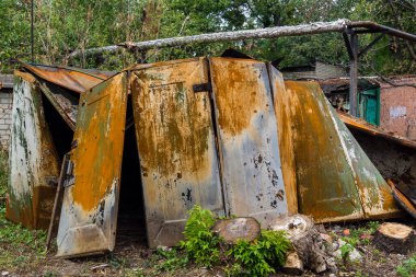 Kharkiv, Ukrayna, 26 Temmuz 2025 Rusya Kharkiv 'deki bir garajı güdümlü hava bombasıyla bombaladı. Garaj alev aldı ve kısmen yok edildi. Sokak tamamen harap olmuştu..