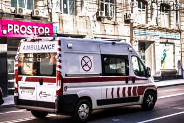 Kharkiv, Ukrayna, 26 Temmuz 2025 Ambulans Ukrayna 'da Kharkiv caddesinde ilerliyor..