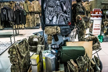 Kharkiv, Ukrayna, 29 Temmuz 2025 Cezalandırıcı askeri mağazası en iyi orjinal ordu ve taktik malzemeleri sunar. Askeri, özel taktik birimler ve polis için yüksek kaliteli askeri teçhizat..