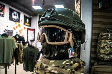 Kharkiv, Ukrayna, 29 Temmuz 2025 Cezalandırıcı askeri mağazası en iyi orjinal ordu ve taktik malzemeleri sunar. Askeri, özel taktik birimler ve polis için yüksek kaliteli askeri teçhizat..