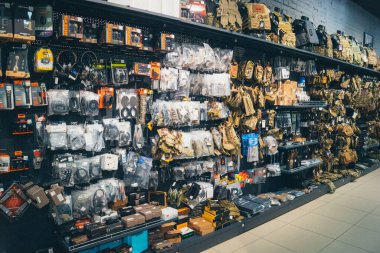 Kharkiv, Ukrayna, 29 Temmuz 2025 Cezalandırıcı askeri mağazası en iyi orjinal ordu ve taktik malzemeleri sunar. Askeri, özel taktik birimler ve polis için yüksek kaliteli askeri teçhizat..