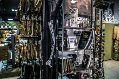 Kharkiv, Ukrayna, 29 Temmuz 2025 Cezalandırıcı askeri mağazası en iyi orjinal ordu ve taktik malzemeleri sunar. Askeri, özel taktik birimler ve polis için yüksek kaliteli askeri teçhizat..