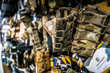 Kharkiv, Ukrayna, 29 Temmuz 2025 Cezalandırıcı askeri mağazası en iyi orjinal ordu ve taktik malzemeleri sunar. Askeri, özel taktik birimler ve polis için yüksek kaliteli askeri teçhizat..