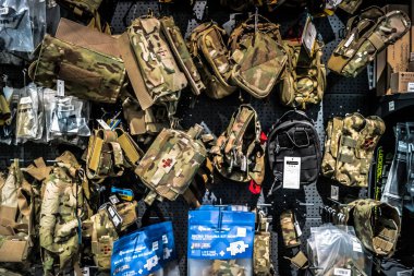 Kharkiv, Ukrayna, 29 Temmuz 2025 Cezalandırıcı askeri mağazası en iyi orjinal ordu ve taktik malzemeleri sunar. Askeri, özel taktik birimler ve polis için yüksek kaliteli askeri teçhizat..