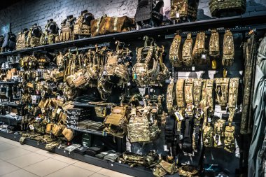 Kharkiv, Ukrayna, 29 Temmuz 2025 Cezalandırıcı askeri mağazası en iyi orjinal ordu ve taktik malzemeleri sunar. Askeri, özel taktik birimler ve polis için yüksek kaliteli askeri teçhizat..