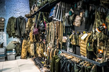 Kharkiv, Ukrayna, 29 Temmuz 2025 Cezalandırıcı askeri mağazası en iyi orjinal ordu ve taktik malzemeleri sunar. Askeri, özel taktik birimler ve polis için yüksek kaliteli askeri teçhizat..