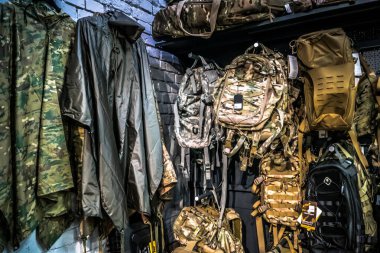 Kharkiv, Ukrayna, 29 Temmuz 2025 Cezalandırıcı askeri mağazası en iyi orjinal ordu ve taktik malzemeleri sunar. Askeri, özel taktik birimler ve polis için yüksek kaliteli askeri teçhizat..