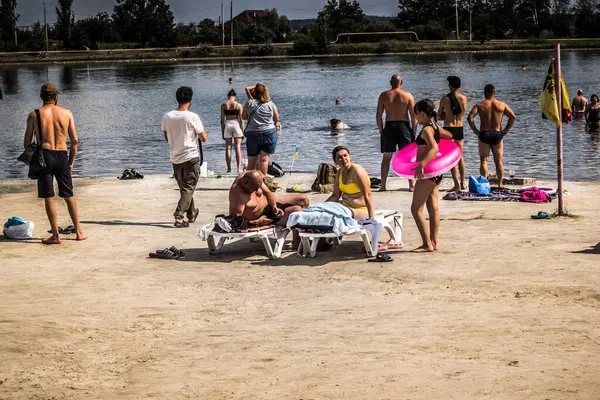 Sloviansk, Ukrayna, 27 Temmuz 2025 Lake ve Sloviansk 'ta su sporları. Yerel halk ve ordu mensupları, bir anlığına savaşın dehşetini unutarak gölün kenarında dinlenmenin tadını çıkarıyorlar..