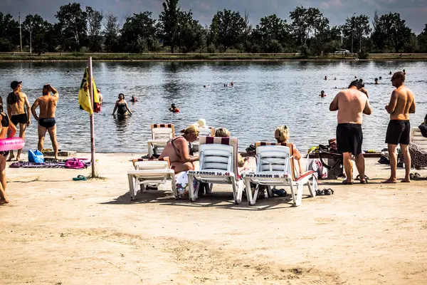 Sloviansk, Ukrayna, 27 Temmuz 2025 Lake ve Sloviansk 'ta su sporları. Yerel halk ve ordu mensupları, bir anlığına savaşın dehşetini unutarak gölün kenarında dinlenmenin tadını çıkarıyorlar..