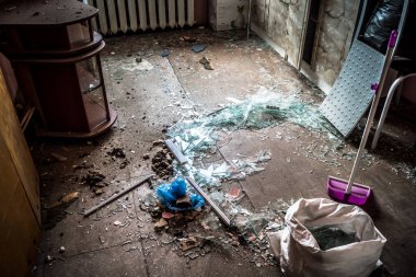 Kharkiv, Ukrayna, 30 Temmuz 2025 'te Kharkiv şehir merkezi Rus Shahed İHA' ları tarafından vuruldu. Hasar çok fazlaydı. Patlamada bir bina hasar gördü ve birçok pencere tamamen yıkıldı..