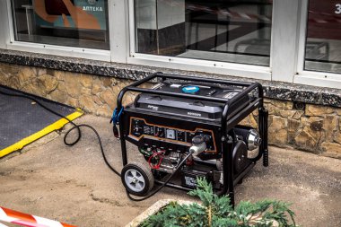 Kharkiv, Ukrayna, 30 Temmuz 2025 'te Kharkiv şehir merkezi Rus Shahed İHA' ları tarafından vuruldu. Hasar çok fazlaydı. Patlamada bir bina hasar gördü ve birçok pencere tamamen yıkıldı..