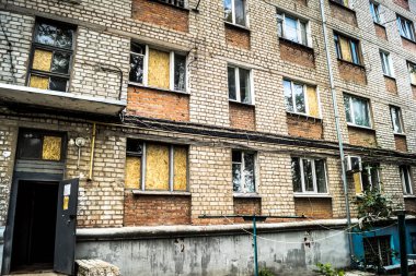 Kharkiv, Ukrayna, 30 Temmuz 2025 'te Kharkiv şehir merkezi Rus Shahed İHA' ları tarafından vuruldu. Hasar çok fazlaydı. Patlamada bir bina hasar gördü ve birçok pencere tamamen yıkıldı..