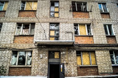 Kharkiv, Ukrayna, 30 Temmuz 2025 'te Kharkiv şehir merkezi Rus Shahed İHA' ları tarafından vuruldu. Hasar çok fazlaydı. Patlamada bir bina hasar gördü ve birçok pencere tamamen yıkıldı..