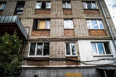 Kharkiv, Ukrayna, 30 Temmuz 2025 'te Kharkiv şehir merkezi Rus Shahed İHA' ları tarafından vuruldu. Hasar çok fazlaydı. Patlamada bir bina hasar gördü ve birçok pencere tamamen yıkıldı..