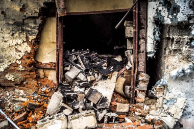 Kharkiv, Ukrayna, 30 Temmuz 2025 'te Kharkiv şehir merkezi Rus Shahed İHA' ları tarafından vuruldu. Hasar çok fazlaydı. Birçok araç yangında hasar gördü ya da tamamen yok oldu..