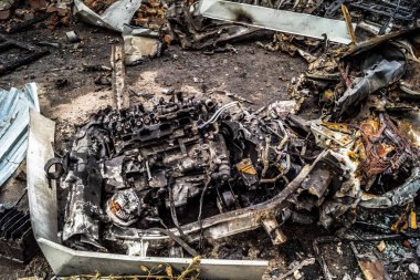 Kharkiv, Ukrayna, 30 Temmuz 2025 'te Kharkiv şehir merkezi Rus Shahed İHA' ları tarafından vuruldu. Hasar çok fazlaydı. Birçok araç yangında hasar gördü ya da tamamen yok oldu..