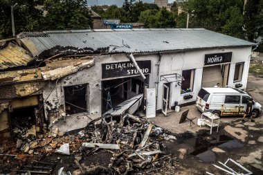 Kharkiv, Ukrayna, 30 Temmuz 2025 'te Kharkiv şehir merkezi Rus Shahed İHA' ları tarafından vuruldu. Hasar çok fazlaydı. Birçok araç yangında hasar gördü ya da tamamen yok oldu..