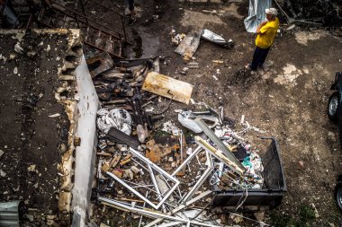 Kharkiv, Ukrayna, 30 Temmuz 2025 'te Kharkiv şehir merkezi Rus Shahed İHA' ları tarafından vuruldu. Hasar çok fazlaydı. Birçok araç yangında hasar gördü ya da tamamen yok oldu..