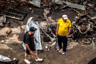 Kharkiv, Ukrayna, 30 Temmuz 2025 'te Kharkiv şehir merkezi Rus Shahed İHA' ları tarafından vuruldu. Hasar çok fazlaydı. Birçok araç yangında hasar gördü ya da tamamen yok oldu..