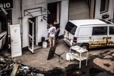 Kharkiv, Ukrayna, 30 Temmuz 2025 'te Kharkiv şehir merkezi Rus Shahed İHA' ları tarafından vuruldu. Hasar çok fazlaydı. Birçok araç yangında hasar gördü ya da tamamen yok oldu..