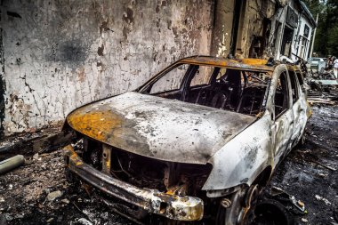 Kharkiv, Ukrayna, 30 Temmuz 2025 'te Kharkiv şehir merkezi Rus Shahed İHA' ları tarafından vuruldu. Hasar çok fazlaydı. Birçok araç yangında hasar gördü ya da tamamen yok oldu..