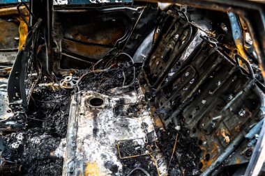 Kharkiv, Ukrayna, 30 Temmuz 2025 'te Kharkiv şehir merkezi Rus Shahed İHA' ları tarafından vuruldu. Hasar çok fazlaydı. Birçok araç yangında hasar gördü ya da tamamen yok oldu..