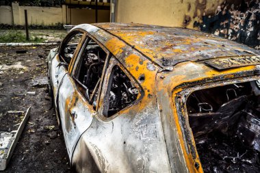 Kharkiv, Ukrayna, 30 Temmuz 2025 'te Kharkiv şehir merkezi Rus Shahed İHA' ları tarafından vuruldu. Hasar çok fazlaydı. Birçok araç yangında hasar gördü ya da tamamen yok oldu..