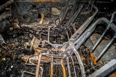 Kharkiv, Ukrayna, 30 Temmuz 2025 'te Kharkiv şehir merkezi Rus Shahed İHA' ları tarafından vuruldu. Hasar çok fazlaydı. Birçok araç yangında hasar gördü ya da tamamen yok oldu..