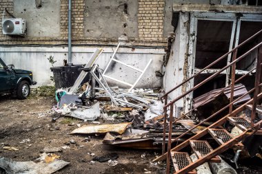 Kharkiv, Ukrayna, 30 Temmuz 2025 'te Kharkiv şehir merkezi Rus Shahed İHA' ları tarafından vuruldu. Hasar çok fazlaydı. Birçok araç yangında hasar gördü ya da tamamen yok oldu..