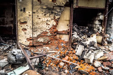 Kharkiv, Ukrayna, 30 Temmuz 2025 'te Kharkiv şehir merkezi Rus Shahed İHA' ları tarafından vuruldu. Hasar çok fazlaydı. Birçok araç yangında hasar gördü ya da tamamen yok oldu..