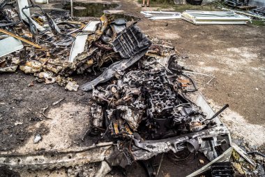 Kharkiv, Ukrayna, 30 Temmuz 2025 'te Kharkiv şehir merkezi Rus Shahed İHA' ları tarafından vuruldu. Hasar çok fazlaydı. Birçok araç yangında hasar gördü ya da tamamen yok oldu..