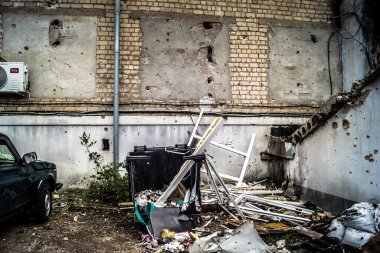 Kharkiv, Ukrayna, 30 Temmuz 2025 'te Kharkiv şehir merkezi Rus Shahed İHA' ları tarafından vuruldu. Hasar çok fazlaydı. Birçok araç yangında hasar gördü ya da tamamen yok oldu..