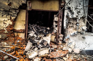 Kharkiv, Ukrayna, 30 Temmuz 2025 'te Kharkiv şehir merkezi Rus Shahed İHA' ları tarafından vuruldu. Hasar çok fazlaydı. Birçok araç yangında hasar gördü ya da tamamen yok oldu..