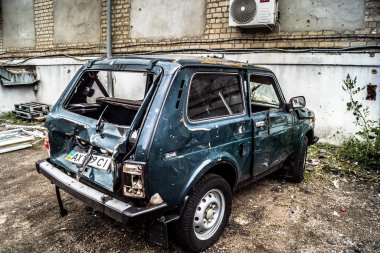 Kharkiv, Ukrayna, 30 Temmuz 2025 'te Kharkiv şehir merkezi Rus Shahed İHA' ları tarafından vuruldu. Hasar çok fazlaydı. Birçok araç yangında hasar gördü ya da tamamen yok oldu..