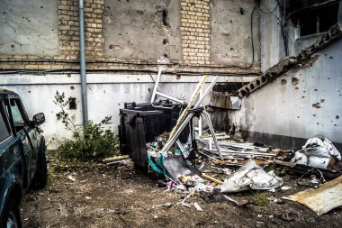 Kharkiv, Ukrayna, 30 Temmuz 2025 'te Kharkiv şehir merkezi Rus Shahed İHA' ları tarafından vuruldu. Hasar çok fazlaydı. Birçok araç yangında hasar gördü ya da tamamen yok oldu..