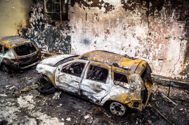 Kharkiv, Ukrayna, 30 Temmuz 2025 'te Kharkiv şehir merkezi Rus Shahed İHA' ları tarafından vuruldu. Hasar çok fazlaydı. Birçok araç yangında hasar gördü ya da tamamen yok oldu..