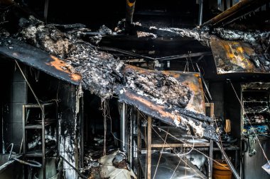 Kharkiv, Ukrayna, 30 Temmuz 2025 Kharkiv 'deki Red Cat bira dükkanı ve barı Rus Shahed insansız hava araçları tarafından soyuldu. Hasar çok fazlaydı. Restoran ateşe verildi ve bar ağır hasar gördü..