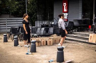 Kharkiv, Ukrayna, 30 Temmuz 2025 Kharkiv 'deki Red Cat bira dükkanı ve barı Rus Shahed insansız hava araçları tarafından soyuldu. Hasar çok fazlaydı. Restoran ateşe verildi ve bar ağır hasar gördü..