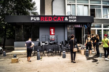 Kharkiv, Ukrayna, 30 Temmuz 2025 Kharkiv 'deki Red Cat bira dükkanı ve barı Rus Shahed insansız hava araçları tarafından soyuldu. Hasar çok fazlaydı. Restoran ateşe verildi ve bar ağır hasar gördü..