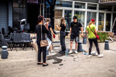 Kharkiv, Ukrayna, 30 Temmuz 2025 Kharkiv 'deki Red Cat bira dükkanı ve barı Rus Shahed insansız hava araçları tarafından soyuldu. Hasar çok fazlaydı. Restoran ateşe verildi ve bar ağır hasar gördü..