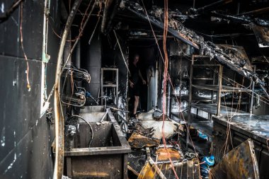 Kharkiv, Ukrayna, 30 Temmuz 2025 Kharkiv 'deki Red Cat bira dükkanı ve barı Rus Shahed insansız hava araçları tarafından soyuldu. Hasar çok fazlaydı. Restoran ateşe verildi ve bar ağır hasar gördü..