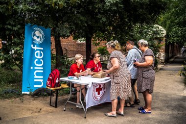 Kharkiv, Ukrayna, 30 Temmuz 2025 Kızıl Haç ve UNICEF Rus saldırısının gerçekleştiği yere cevap veriyor. Sivillerin psikolojik desteğe ihtiyacı var. Rus saldırılarının öncelikli hedefleri onlar..