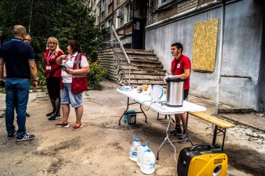 Kharkiv, Ukrayna, 30 Temmuz 2025 Kızıl Haç ve UNICEF Rus saldırısının gerçekleştiği yere cevap veriyor. Sivillerin psikolojik desteğe ihtiyacı var. Rus saldırılarının öncelikli hedefleri onlar..