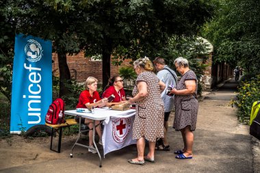 Kharkiv, Ukrayna, 30 Temmuz 2025 Kızıl Haç ve UNICEF Rus saldırısının gerçekleştiği yere cevap veriyor. Sivillerin psikolojik desteğe ihtiyacı var. Rus saldırılarının öncelikli hedefleri onlar..