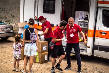 Kharkiv, Ukrayna, 30 Temmuz 2025 Kızıl Haç ve UNICEF Rus saldırısının gerçekleştiği yere cevap veriyor. Sivillerin psikolojik desteğe ihtiyacı var. Rus saldırılarının öncelikli hedefleri onlar..