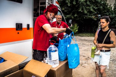 Kharkiv, Ukrayna, 30 Temmuz 2025 Kızıl Haç ve UNICEF Rus saldırısının gerçekleştiği yere cevap veriyor. Sivillerin psikolojik desteğe ihtiyacı var. Rus saldırılarının öncelikli hedefleri onlar..