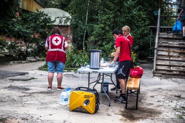 Kharkiv, Ukrayna, 30 Temmuz 2025 Kızıl Haç ve UNICEF Rus saldırısının gerçekleştiği yere cevap veriyor. Sivillerin psikolojik desteğe ihtiyacı var. Rus saldırılarının öncelikli hedefleri onlar..
