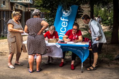 Kharkiv, Ukrayna, 30 Temmuz 2025 Kızıl Haç ve UNICEF Rus saldırısının gerçekleştiği yere cevap veriyor. Sivillerin psikolojik desteğe ihtiyacı var. Rus saldırılarının öncelikli hedefleri onlar..