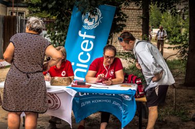 Kharkiv, Ukrayna, 30 Temmuz 2025 Kızıl Haç ve UNICEF Rus saldırısının gerçekleştiği yere cevap veriyor. Sivillerin psikolojik desteğe ihtiyacı var. Rus saldırılarının öncelikli hedefleri onlar..